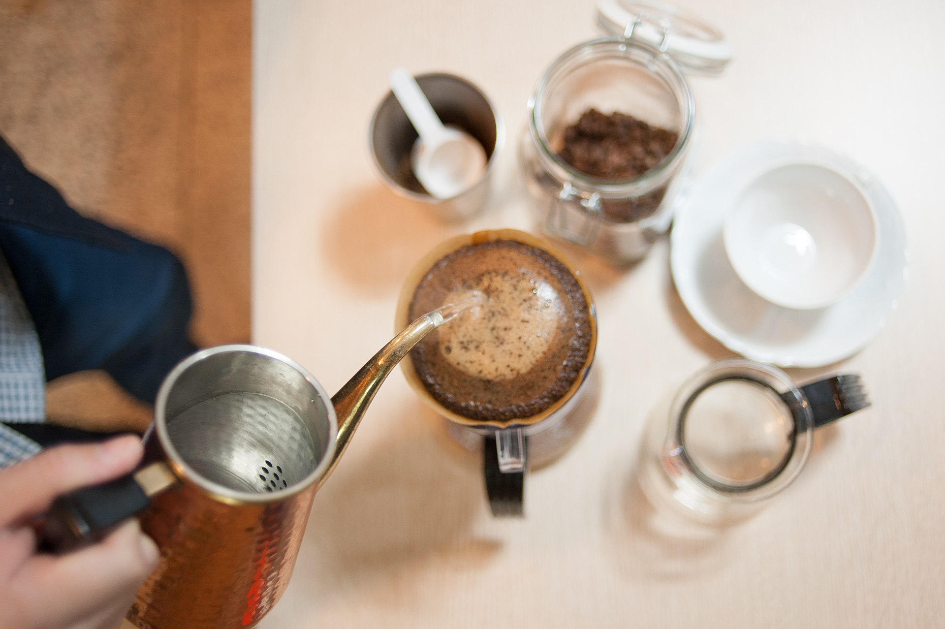 ハンドドリップでコーヒーを抽出している様子