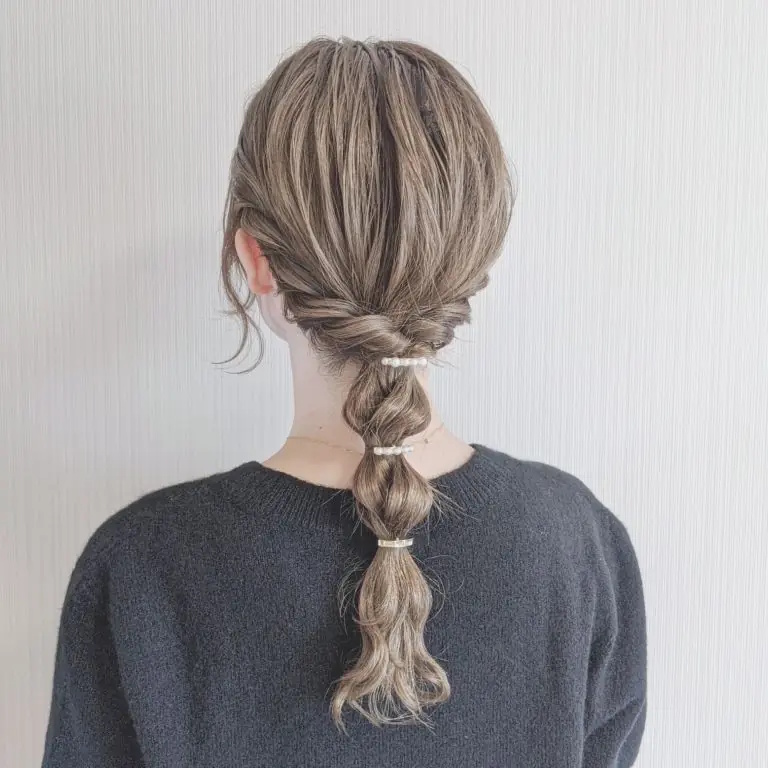 ロープ編みでまとめたロングヘアのアレンジ